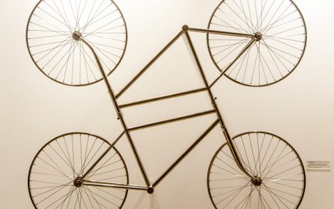 Forever (Stainless steel bicycles in silvery) Duo (2013), de Ai Wei Wei.